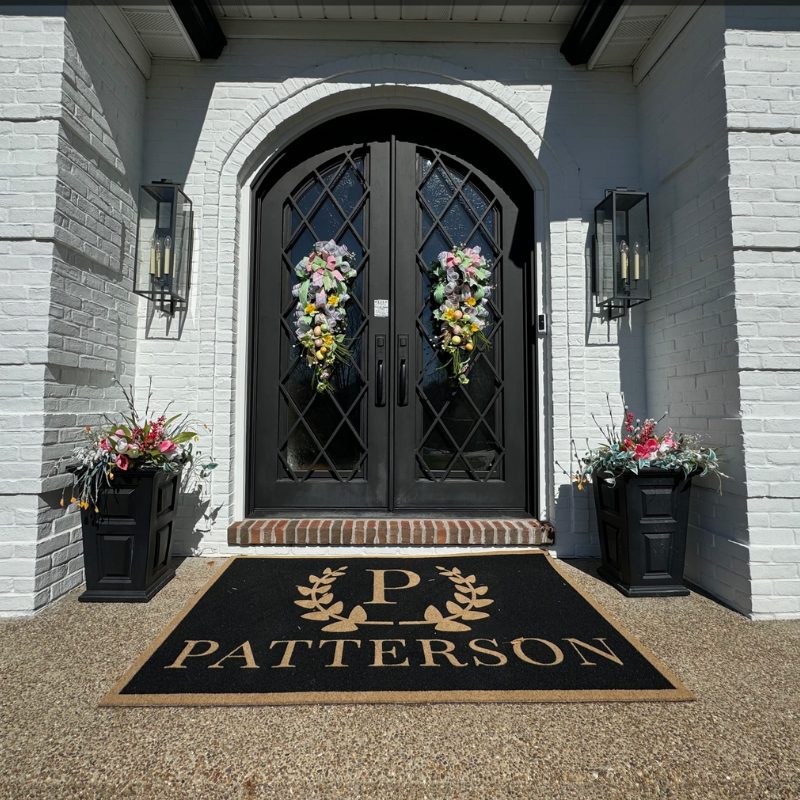 Black doormat with the letter P.